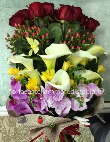 Rose rosse lunghe fascio lungo e fiori assortiti