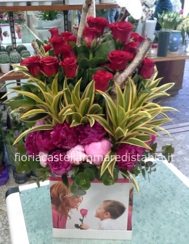 composizione alta con rose e fiori assortiti