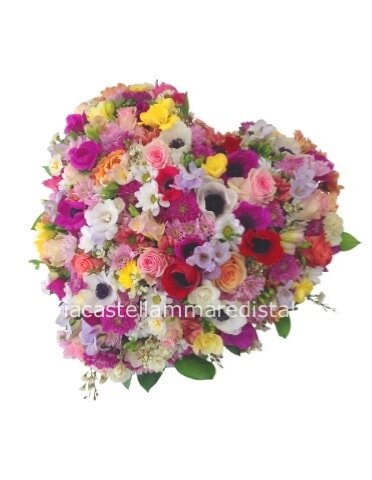 Cuore di fiori assortiti primaverili