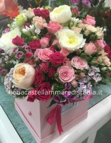 composizione in scatola colori tenui chiari assortiti