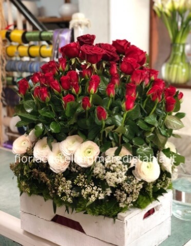 Cestino/cassetta con rose e fiori misti » fiori a castellammare di ... Rose e fiori