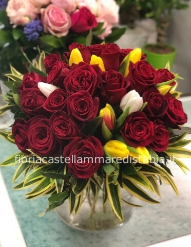 Bouquet di rose e altri fiori in aggiunta