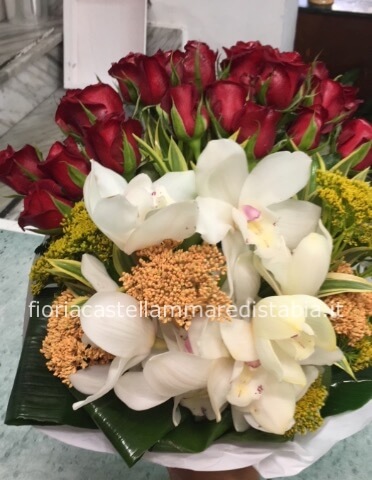 fascio rose rosse e orchidee