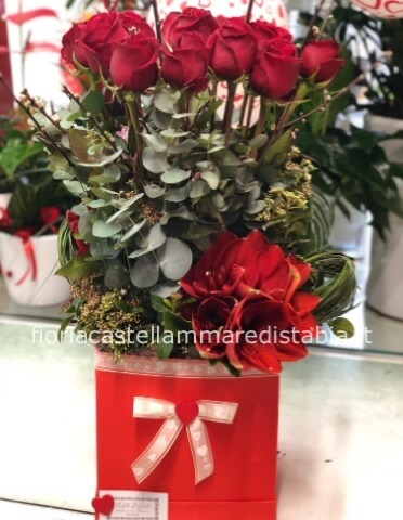 Scatola con rose rosse e fiori assortiti