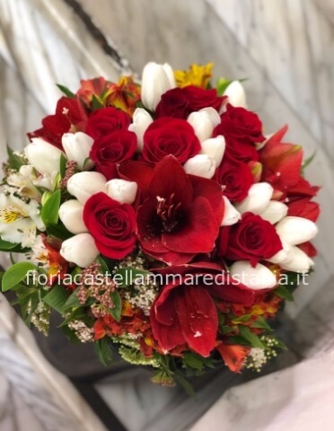 bouquet misto con rose rosse