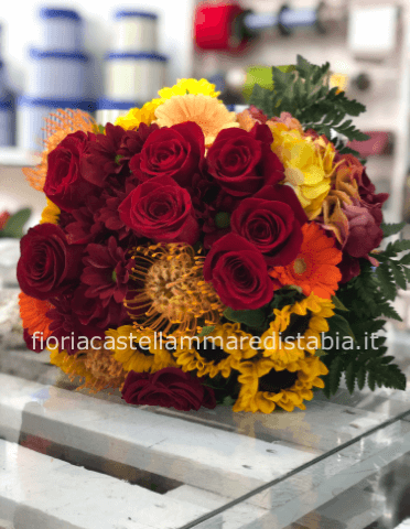 Bouquet rose rosse e fiori di campo