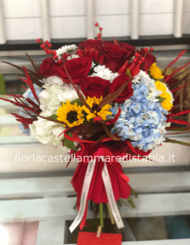 Bouquet con rose rosse e fiori misti