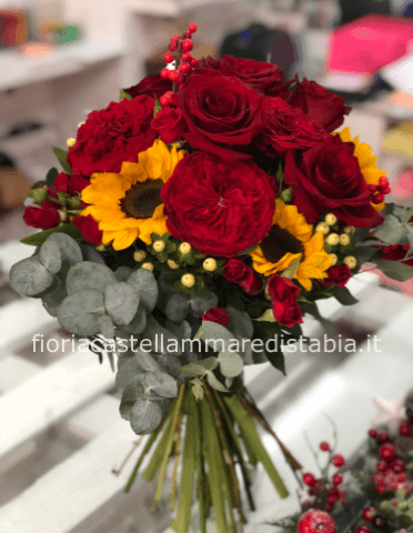 Fascio misto con rose rosse