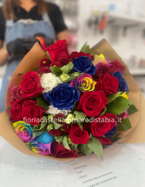 Mazzo di fiori colori rosso e blu