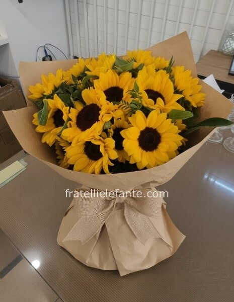Bouquet Girasoli con confezione carta avana